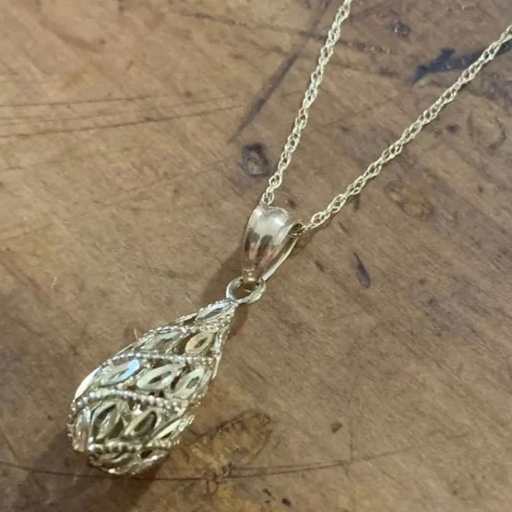 NWT Yellow Gold Necklace & Pendant
Stamped 10k